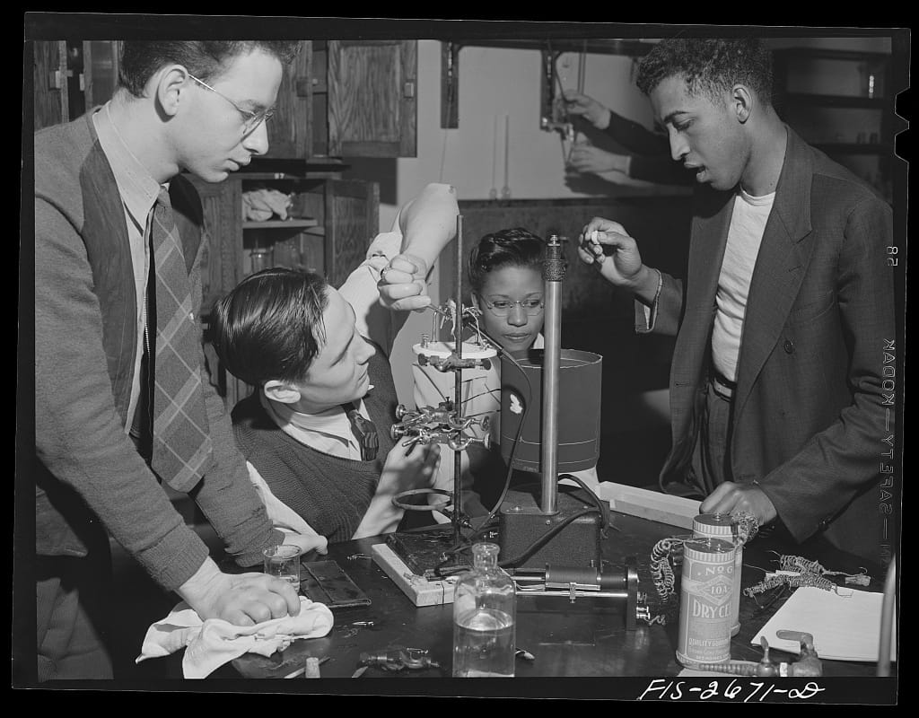 November 2 Lincoln University Student With Others Studying Muscles